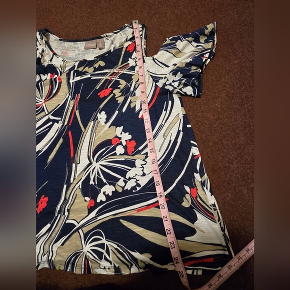 Chico' Size 1 (US 6) Peek-a-Boo Sleeb Top In Blue, Red, Green And White Print - Picture 5 of 6